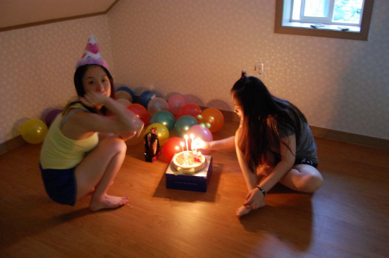 비로봉 방에서 서프라이즈 생일파티를 준비하고 있네요.